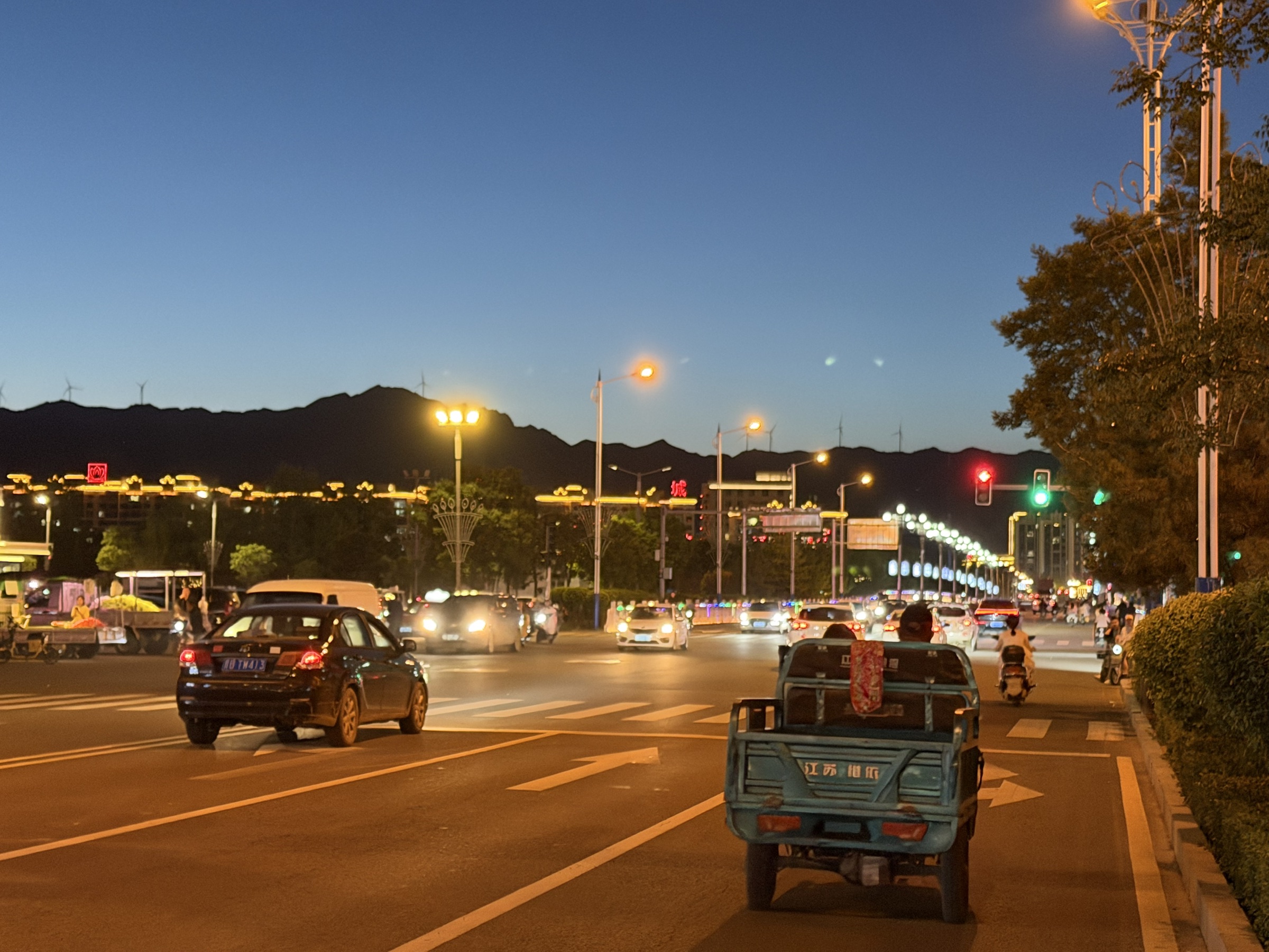 山脚城市街道上明亮的夜间车流